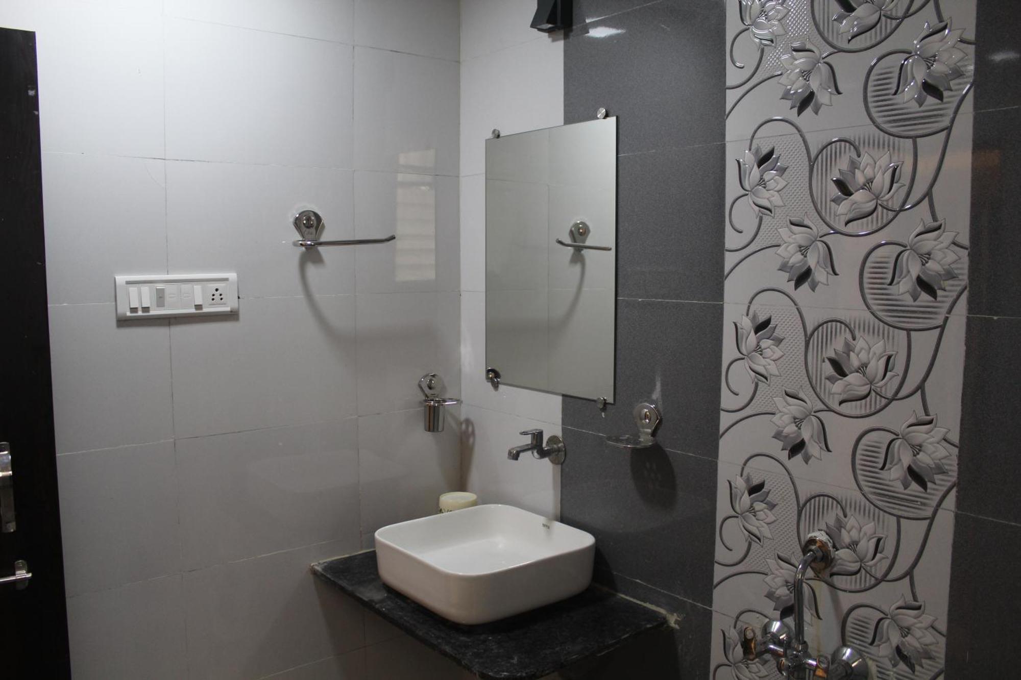 Hotel Skylark Vapi Exteriör bild